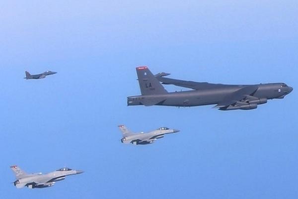 اسکورت بمب افکن های آمریکا توسط جت های بحرین حین پرواز در آسمان جنوب خلیج فارس